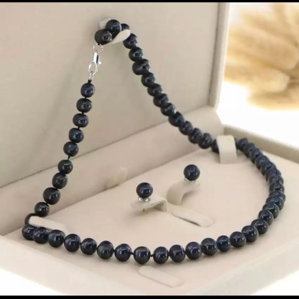 Single strand black pearl necklace w/earrings.